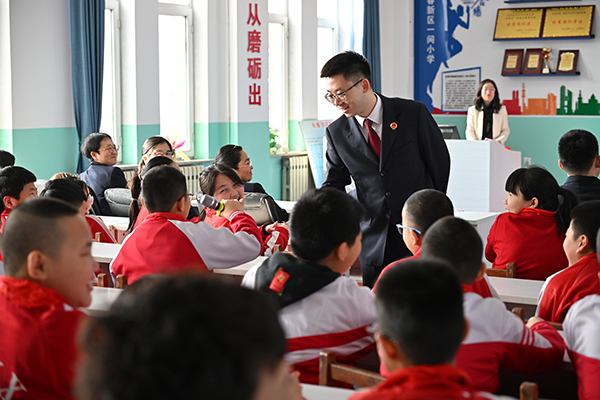 �ѷ��ν������쵽�l(xi��ng)��W(xu��)У�����؃�ͯ��ͥ