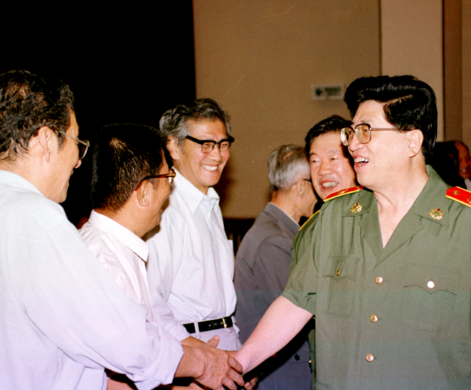 �r(sh��)���n�̞I�z���L(zh��ng)�c��ͬ־�H�н�Մ