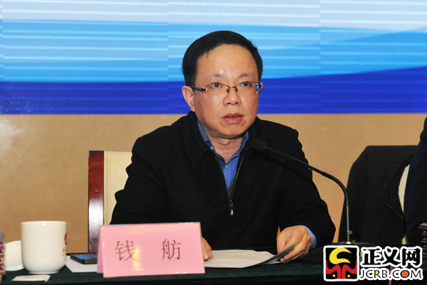 檢察日報社總編輯錢舫宣布獲獎名單