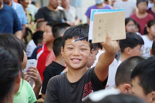 貧困村小學來了檢察官老師