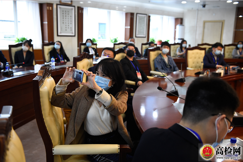 檢察開(kāi)放日嘉賓參觀最高檢檢委會(huì)會(huì)議室